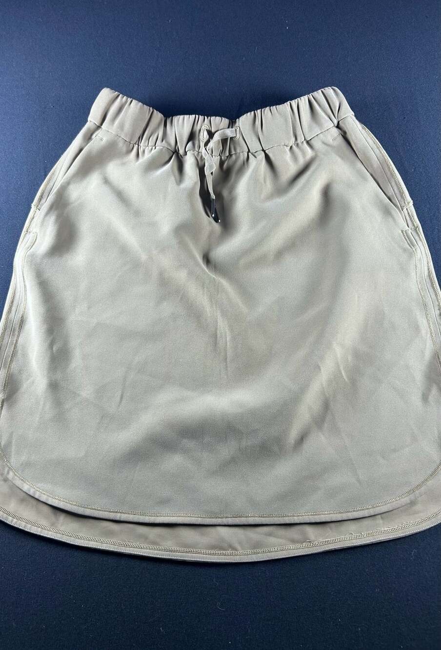 Lululemon On The Fly Skirt Woven Size 6 Khaki Drawstring Travel Active
